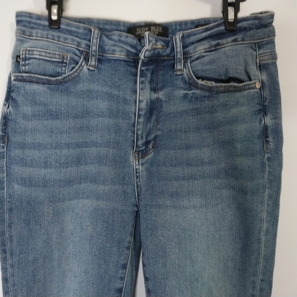 Judy Blue Medium Wash Straight Leg Capri - Picture 4 of 12